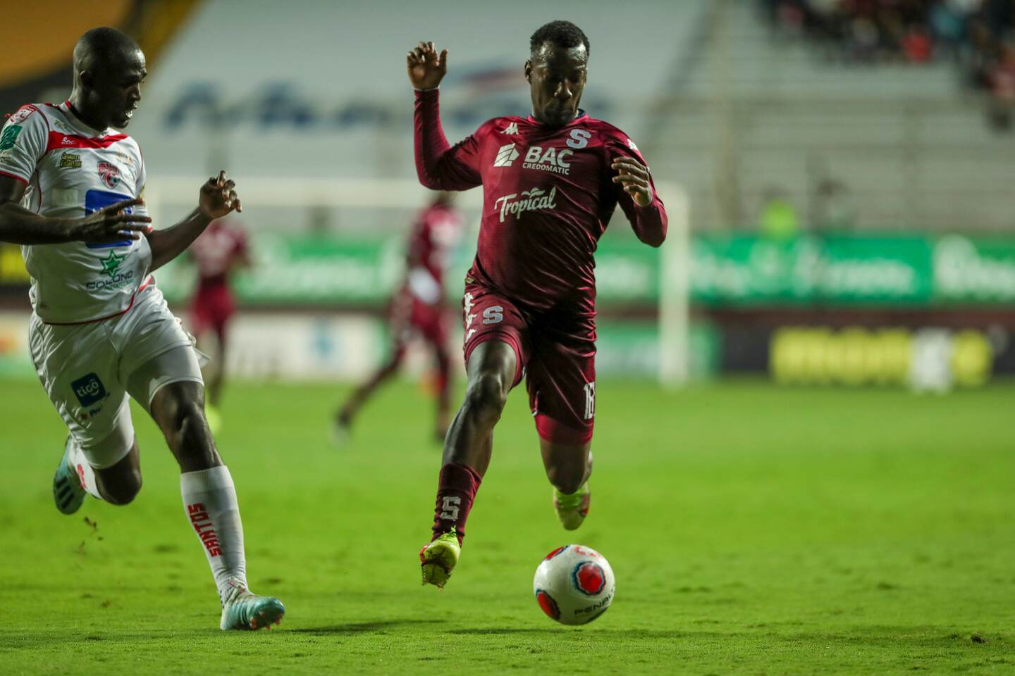 08/02/2022, San José, Tibas, Estadio Ricardo Saprissa, partido de la jornada 5 del torneo de clausura 2022, entre el Deportivo Saprissa y el Santos de Guapiles. En la fotografía Albin Beneth ADS y Darixon Vuelto DS.