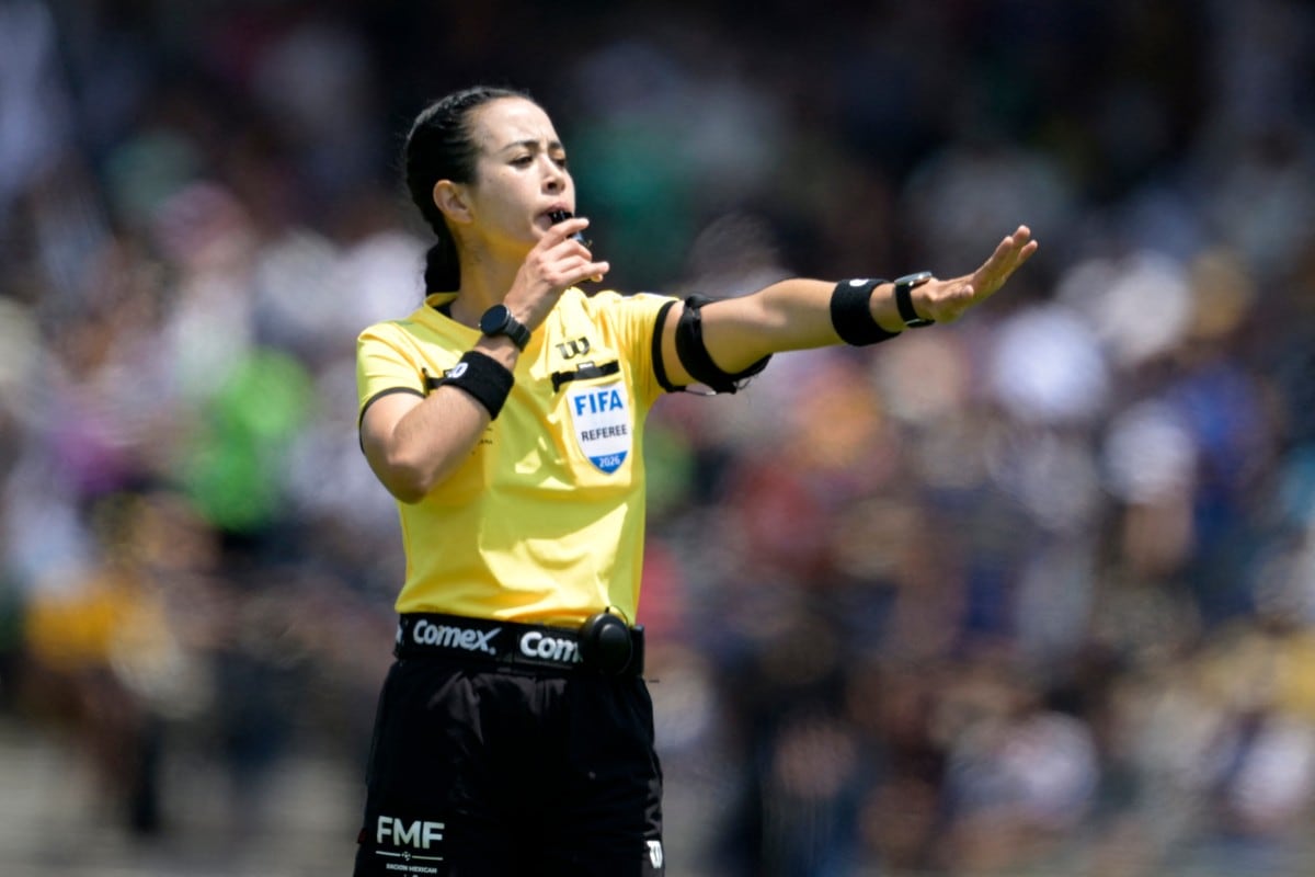 Mexican referee Katia Itzel Garcia gestures during the Liga MX Clausura tournament football match between Pumas and Mazatlan at the Olimpico Universitario stadium in Mexico City, on April 12, 2026. (Photo by Alfredo ESTRELLA / AFP)