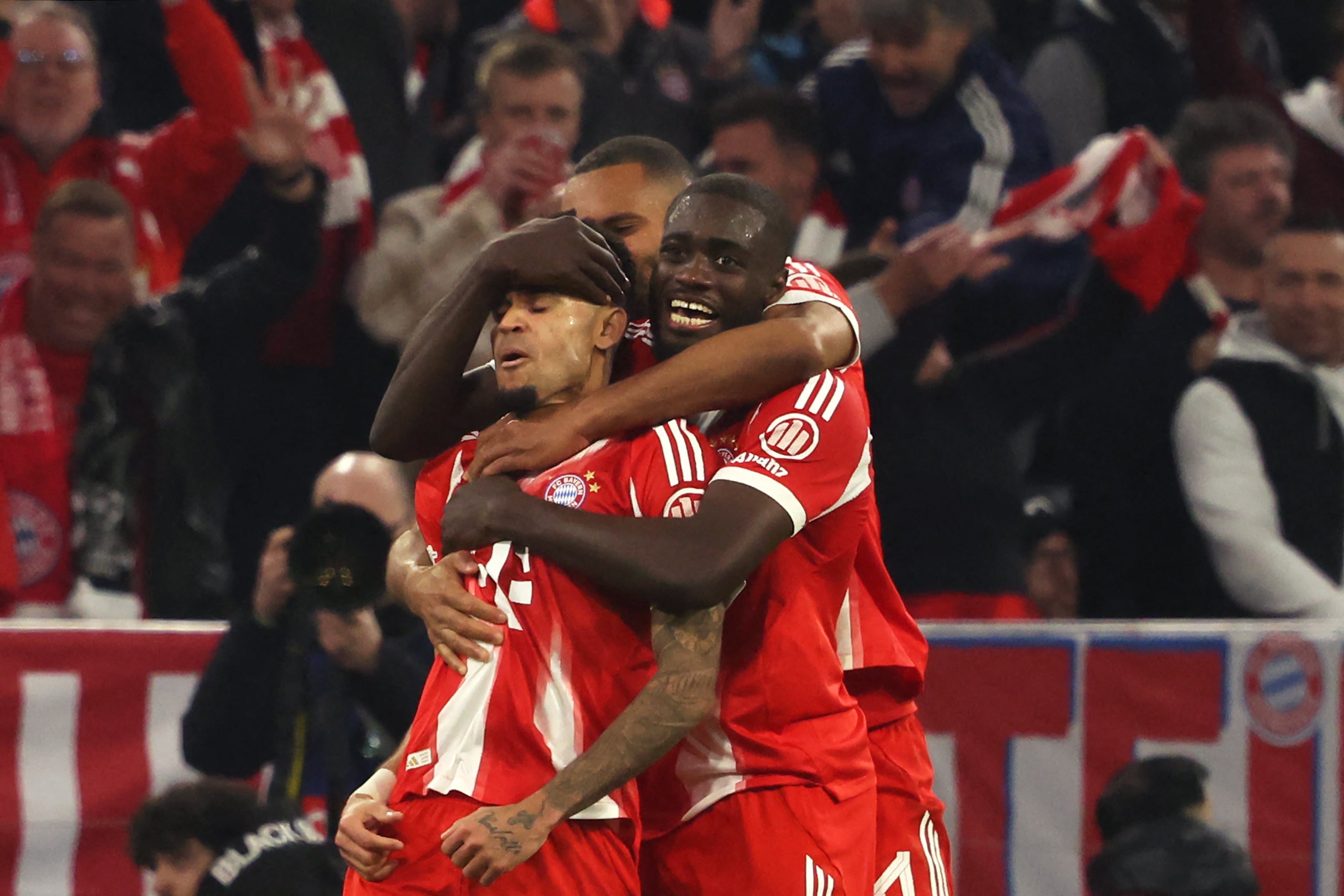 Luis Díaz celebra con Dayot Upamecano uno de los cuatro goles del Bayern Múnich ante el Real Madrid en el trepidante partido por la Champions.