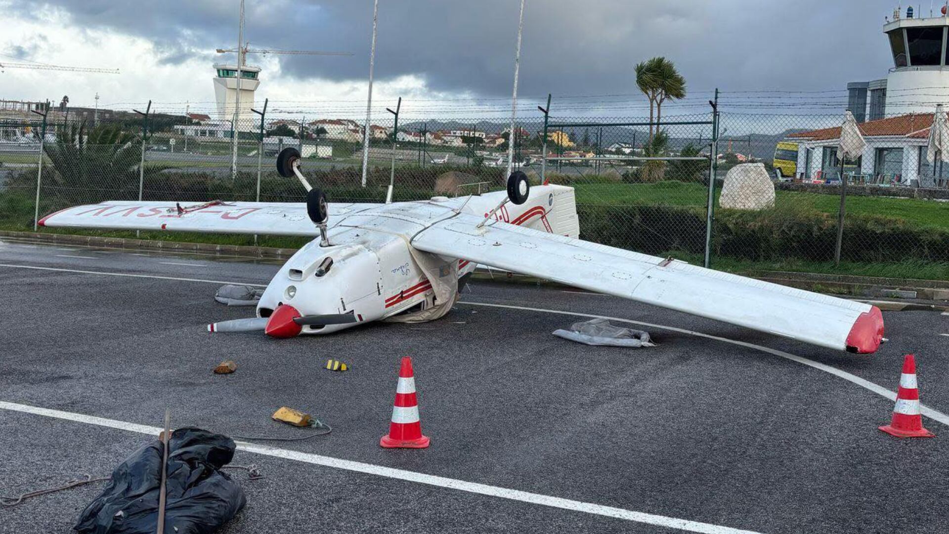 Tres avionetas quedaron volcadas en el aeródromo de Tires debido a los fuertes vientos de la tormenta Martinho, que azotó Lisboa con ráfagas superiores a 120 km/h.