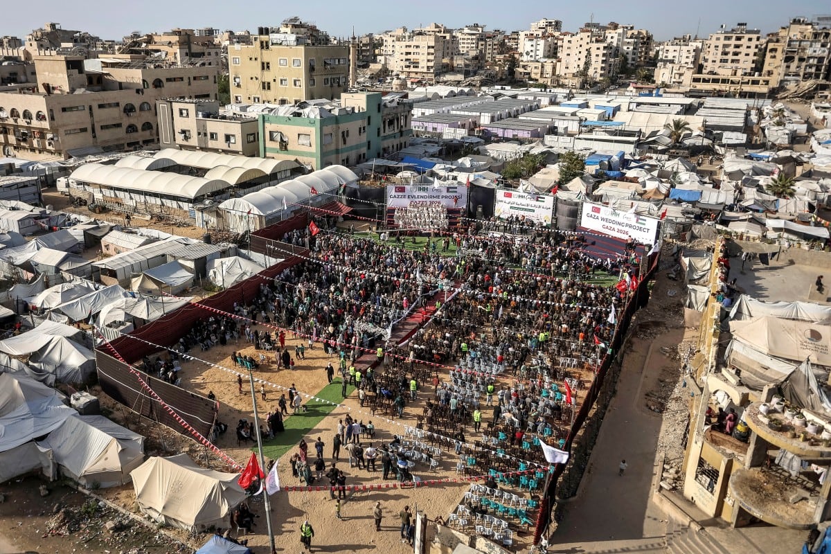 Personas se reúnen durante una celebración de bodas colectivas para novias y novios palestinos organizada por la Fundación Humanitaria de Ayuda de Turquía (IHH) en Ciudad de Gaza el 11 de mayo de 2026.