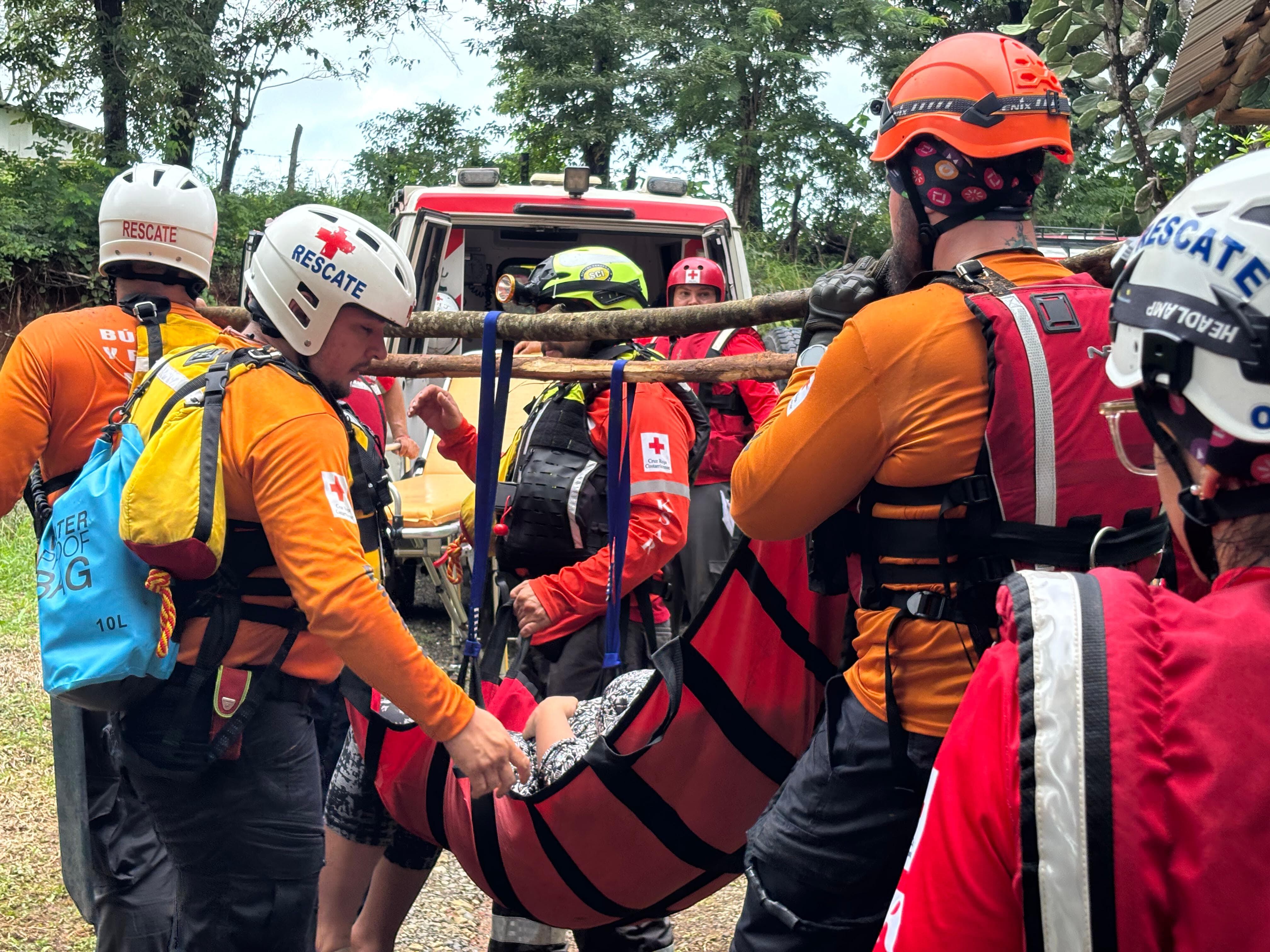 Una mujer embarazada fue rescatada por la unidad de Montaña desde Venado de Santa Cruz. Foto: Cortesía Cruz Roja