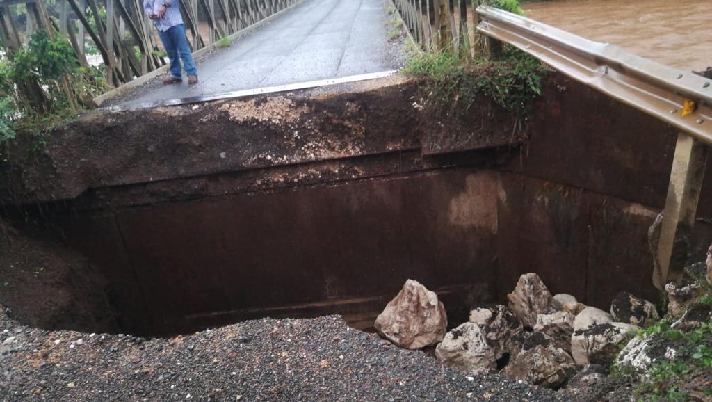 Ruta 160: Río Ora. Sámara, Pérdida de relleno de aproximación en un puente. Foto Conavi.