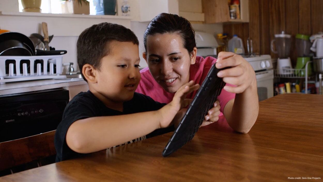 Los padres, tíos, vecinos, educadores o algún adulto responsable deben utilizar los dispositivos tecnológicos de forma conjunta con los menores de cinco o seis años.