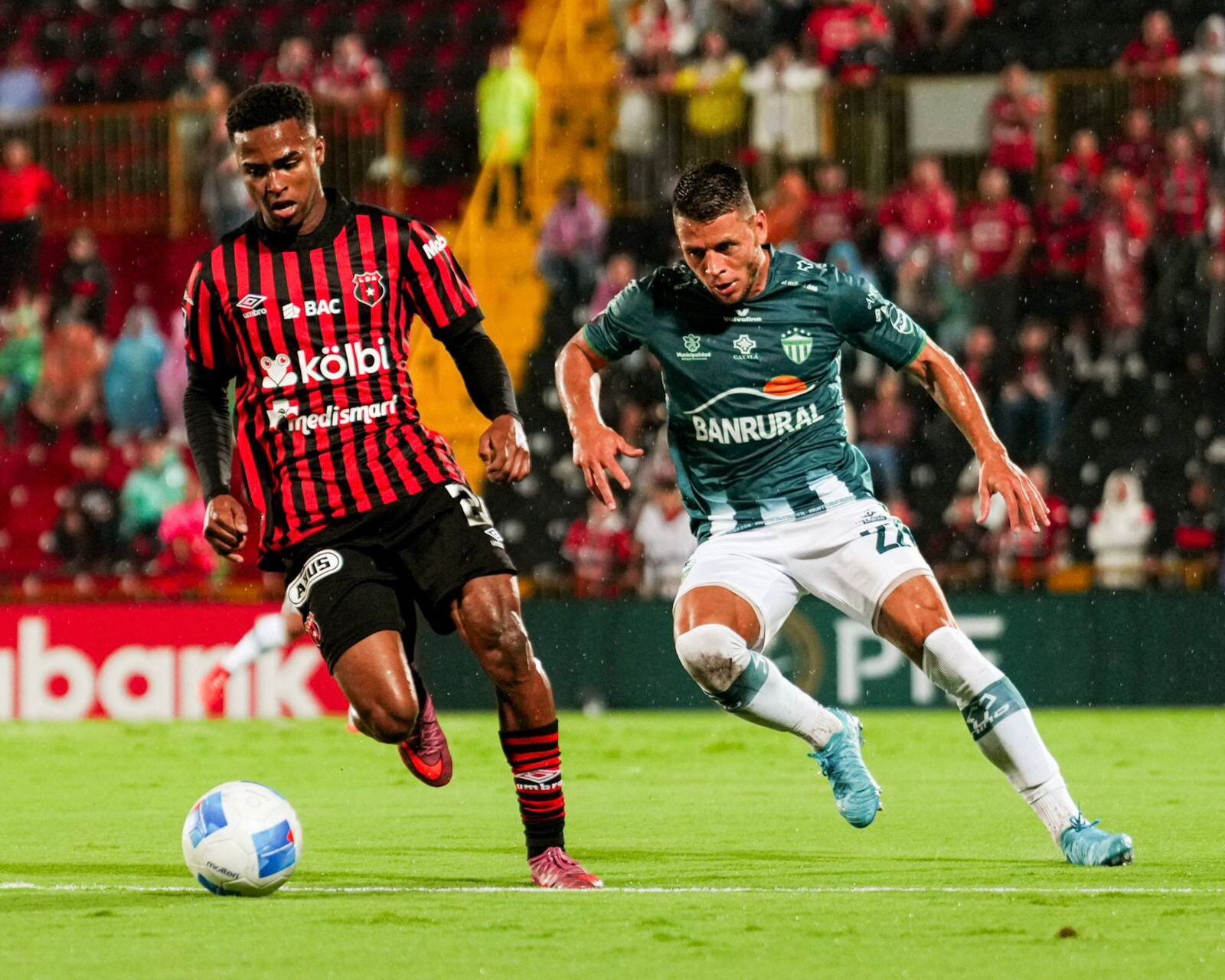 Kenyel Michel marca diferencia en Liga Deportiva Alajuelense, porque tiene mucha facilidad para ir al frente sin complicaciones.