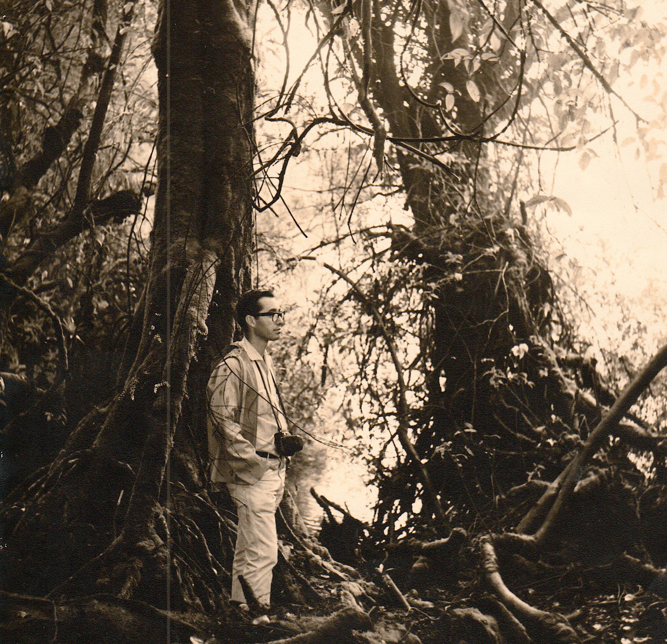 Mario Boza Loría a los 31 años cerca del volcán Poás en Alajuela, 1973, pionero de los parques nacionales en Costa Rica.