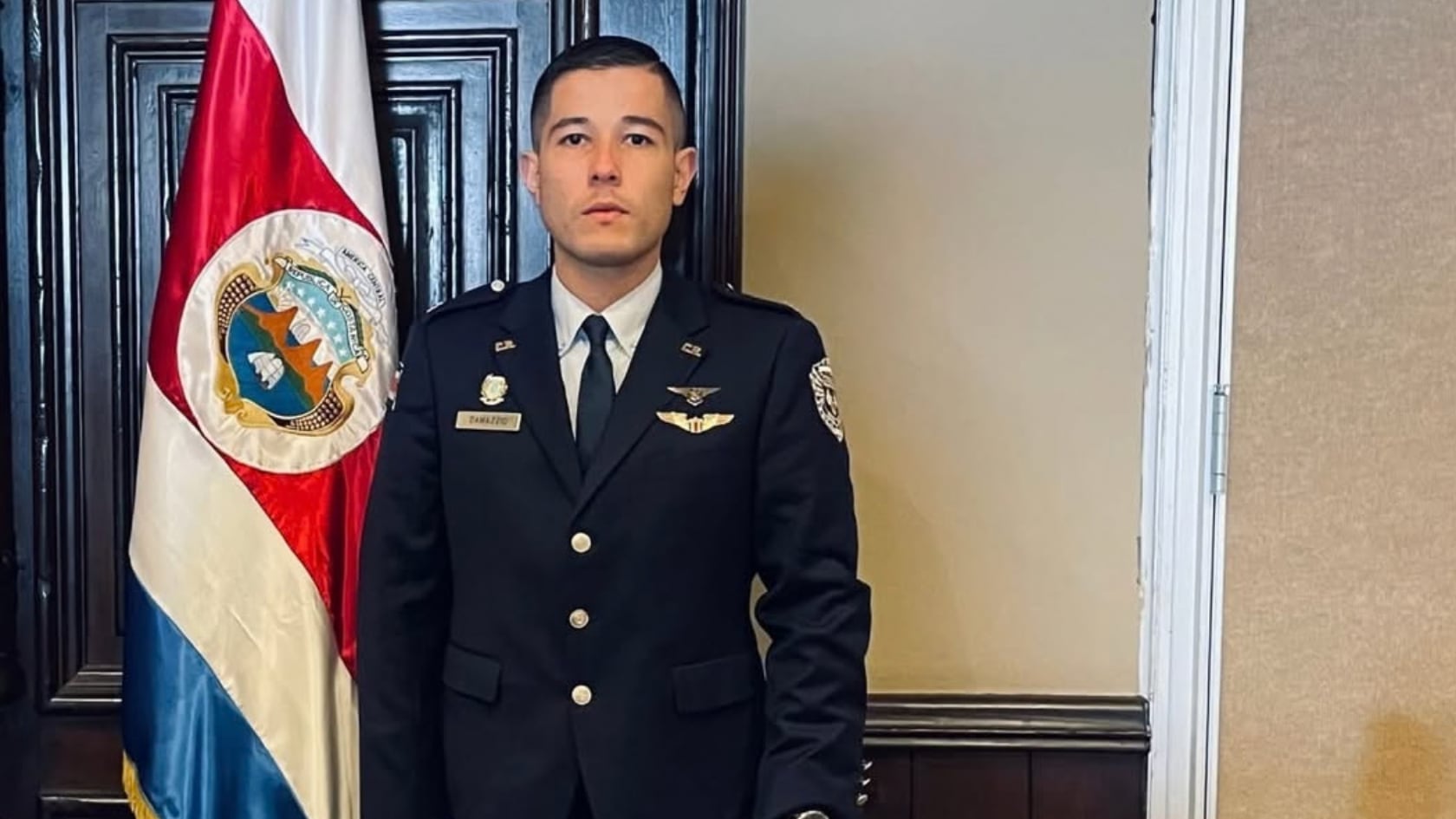 David Damazio Fernández suma casi 10 años como piloto policial en el Servicio de Vigilancia Aérea y enfrenta un procedimiento disciplinario por declaraciones y publicaciones en redes sociales.
