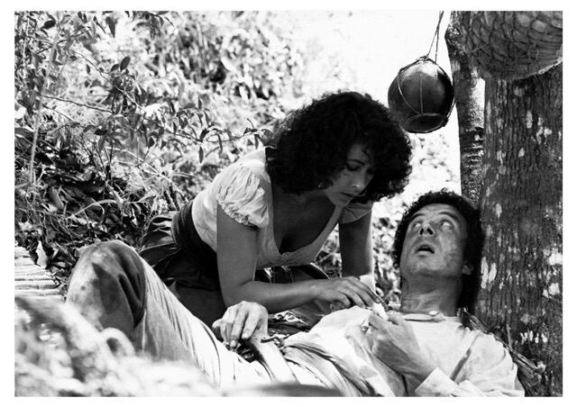 La actriz mexicana Blanca Guerra y Óscar Castillo en una de las escenas de 'La Segua' (1984), de Antonio Yglesias, la primera coproducción internacional filmada en Centroamérica.