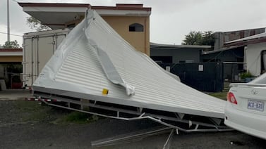 Torbellino en Santa Ana causa destrozos en techos