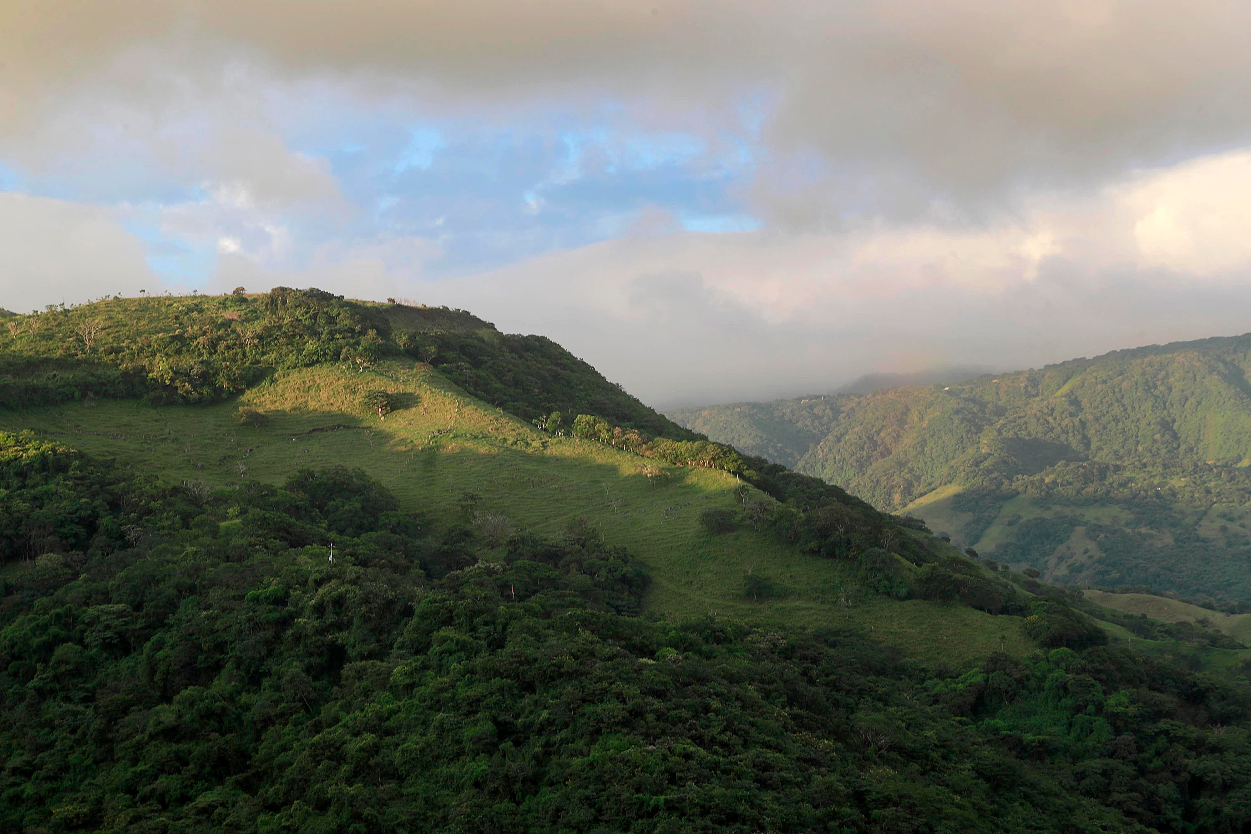 22/11/2023 San Luis de Monteverde, Puntarenas. El sol empieza a hacerse sentir con los primeros asomos de la estación seca, en la costa del pacífico. El buen clima se hará presente durante los últimos días del año.