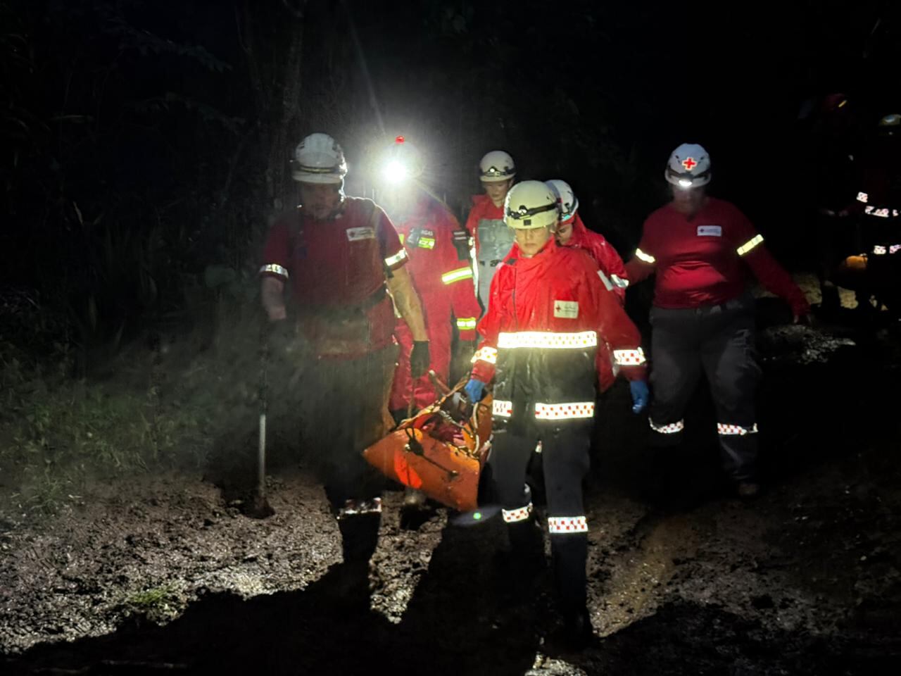 Dolor en San Ramón: deslizamiento por fuertes lluvias cobra la vida de una niña y dos adultos, la noche de este sábado 4 de octubre del 2025. Foto: Cruz Roja