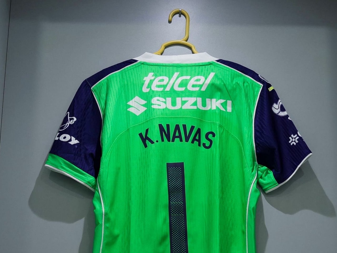 Keylor Navas lució este uniforme en la visita de Pumas a las Chivas.