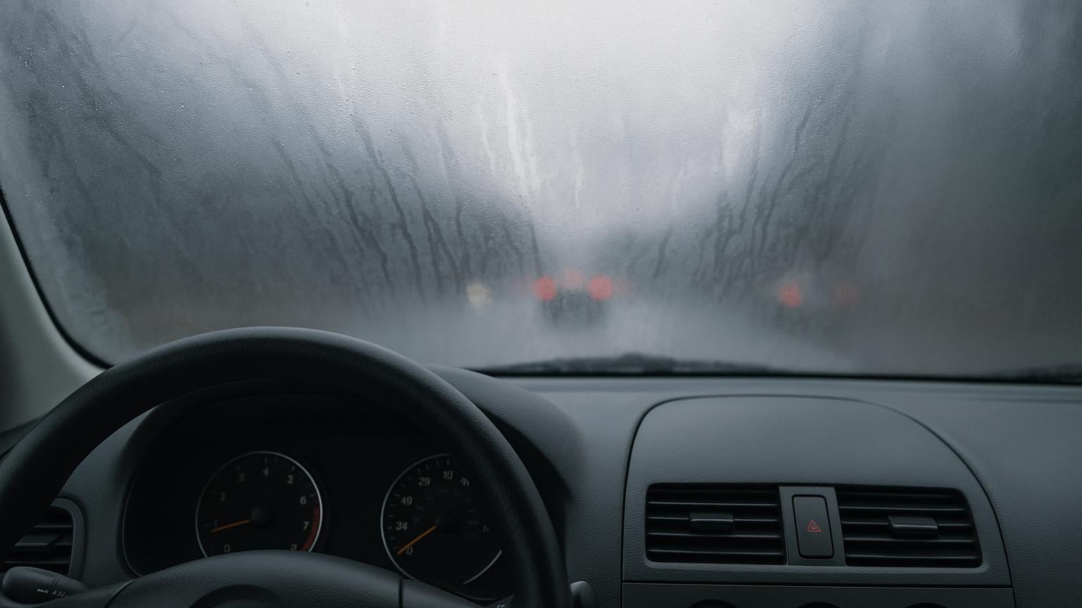 El aire acondicionado sigue siendo útil, pero su uso excesivo aumenta el consumo de gasolina.