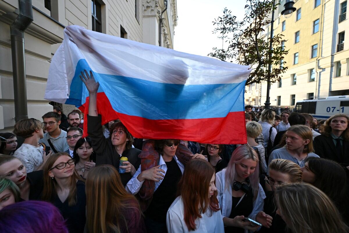 Seguidores del partido liberal Yábloko de Rusia se congregan frente a la Corte Suprema durante una audiencia por una demanda presentada por un partido nacionalista afín al Kremlin, que busca impedir que candidatos de Yábloko participen en las próximas elecciones parlamentarias.