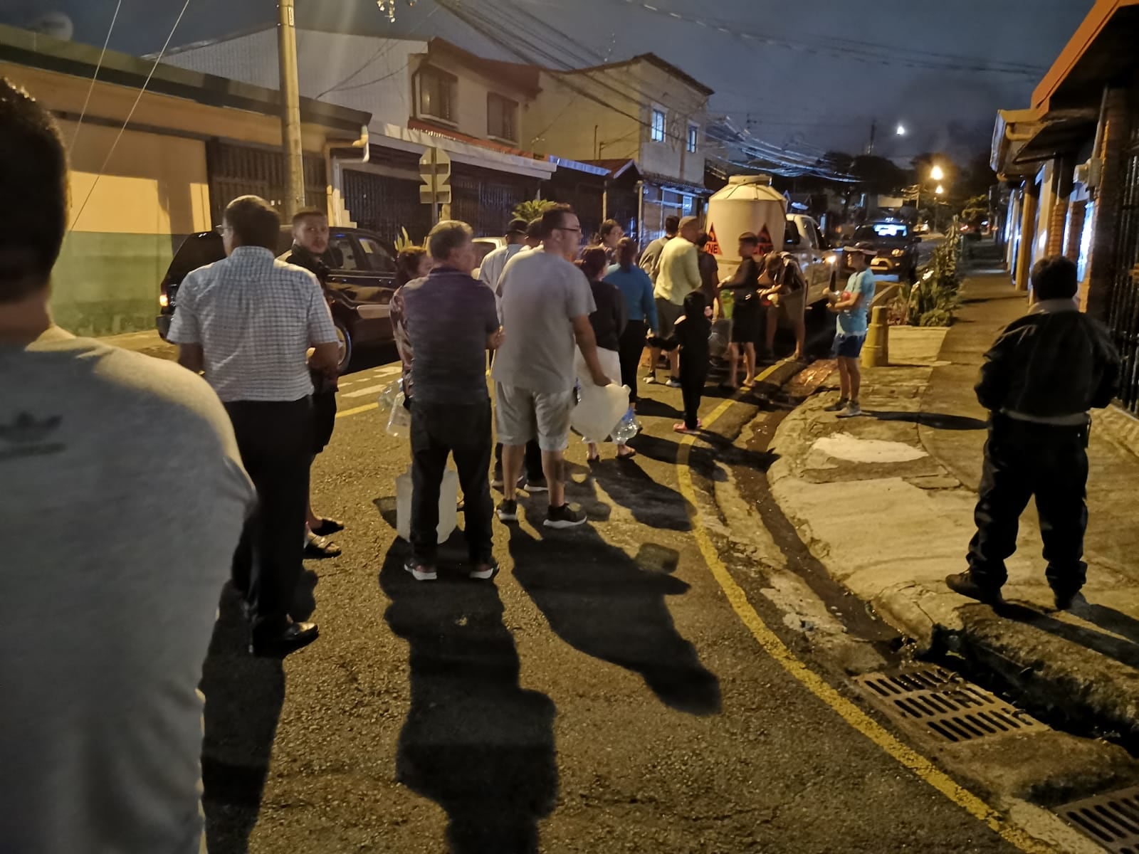 El AyA mencionó que habilitará las rutas de reparto de agua potable con camiones cisterna en los siguientes lugares. Foto: Hugo Solano.