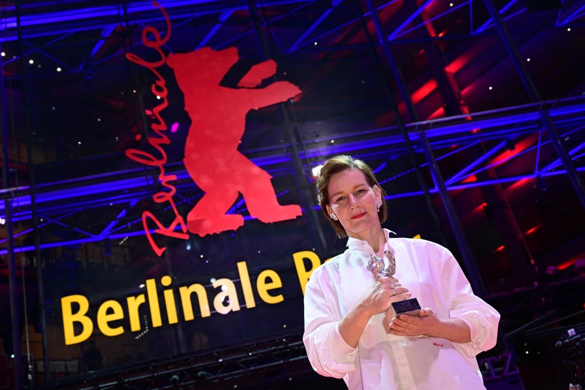 La actriz alemana Sandra Hüller posa con su trofeo tras ganar el Oso de Plata a la Mejor Interpretación Protagonista en la 76ª Berlinale, el primer gran festival de cine del año en Europa, en Berlín, el 21 de febrero de 2026.