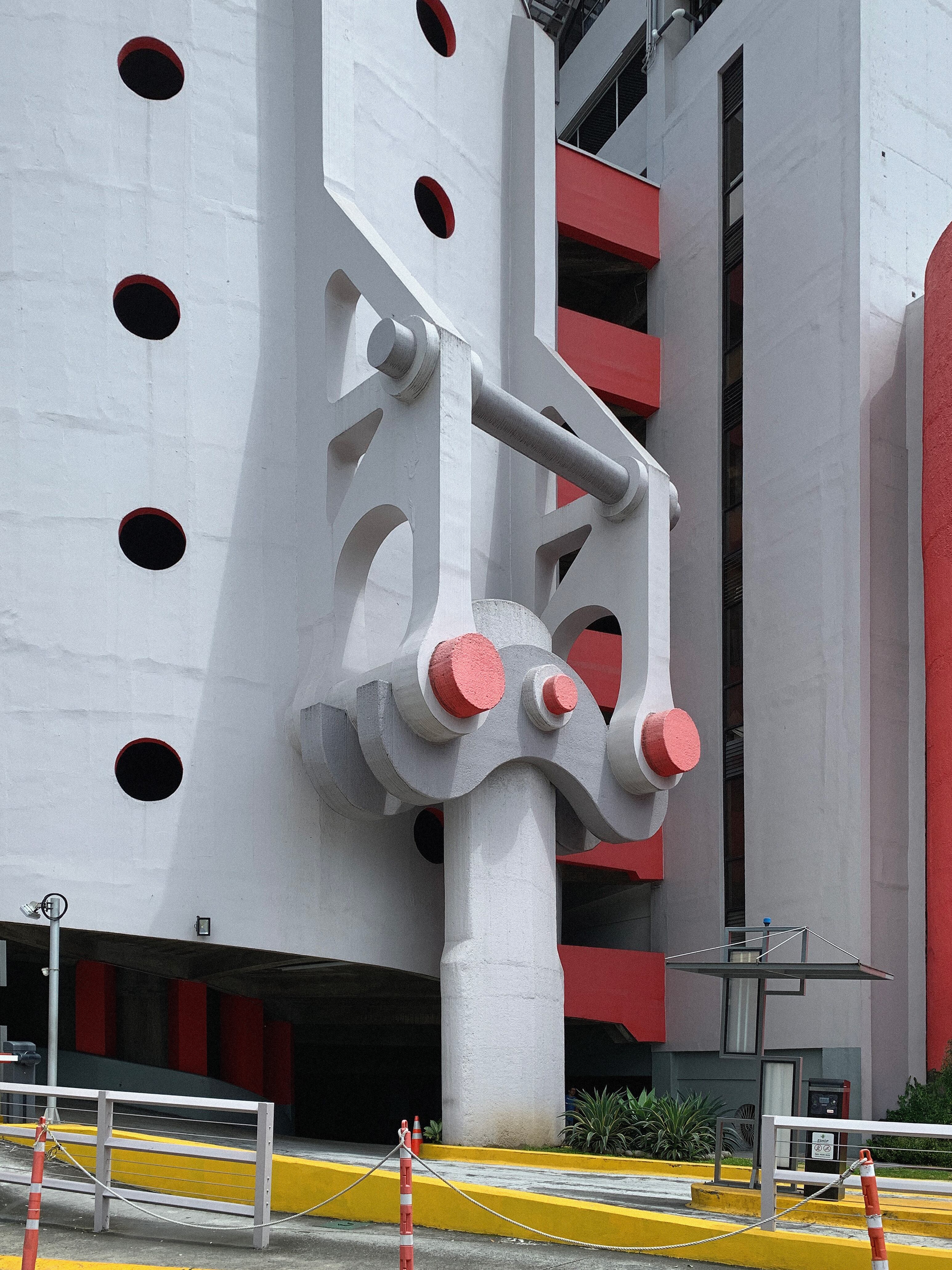 En distintas edificaciones de Costa Rica se pueden apreciar detalles arquitectónicos que van de lo más académico a contrastes inusitados.
