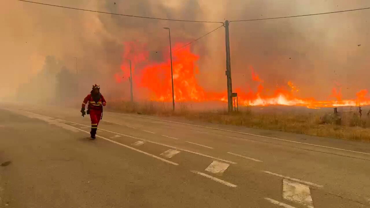 Imagen de la Unidad Militar de Emergencias (UME) de España este 11 de agosto que muestra a los bomberos militares luchando contra un incendio forestal cerca de Yeres, en el noroeste de España. Fotografía: