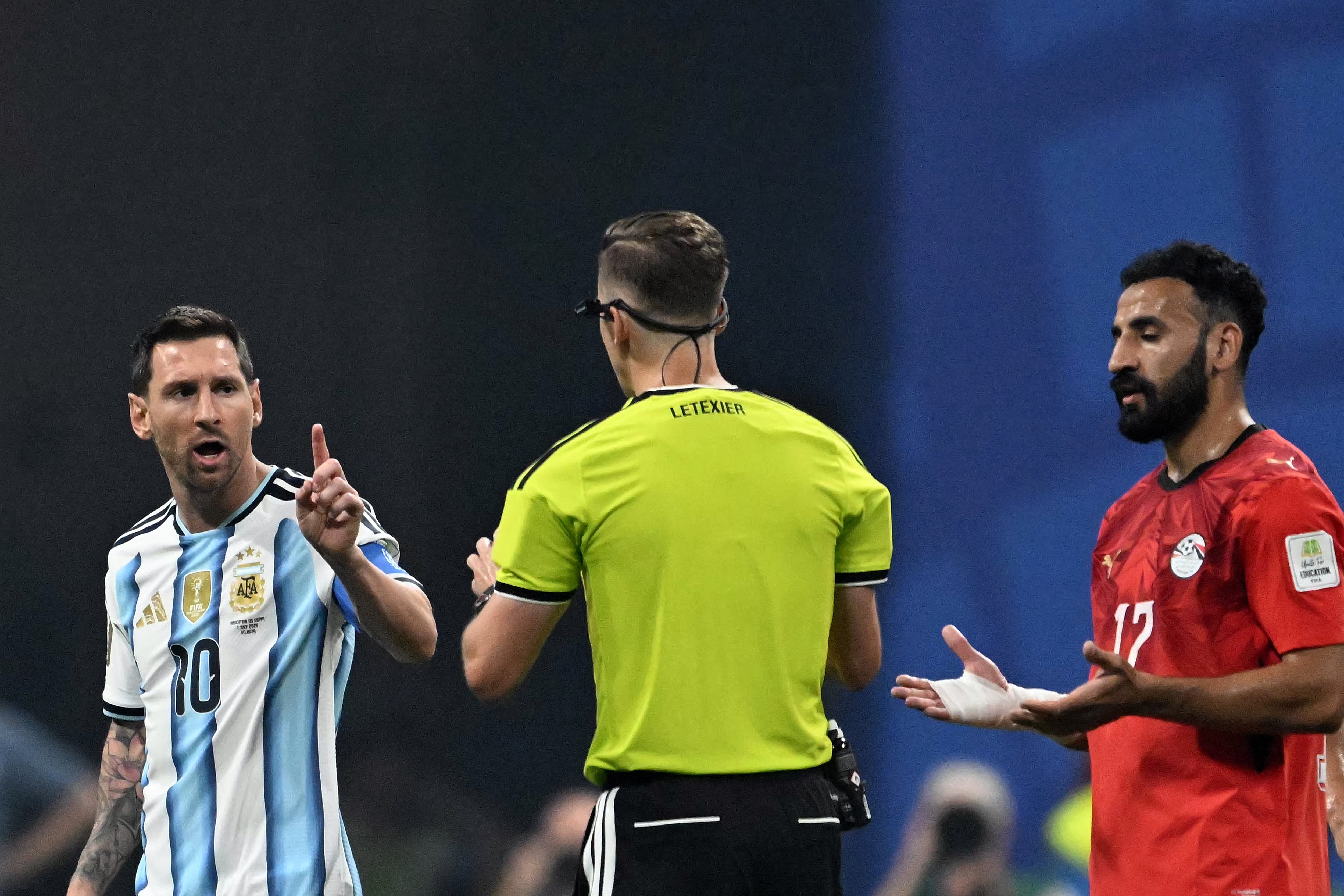 El delantero de Argentina, Lionel Messi, discute con el árbitro francés François Letexier durante el partido de octavos de final del Mundial 2026 entre Argentina y Egipto, disputado en el Atlanta Stadium, en Atlanta, el 7 de julio de 2026. (Foto: ROBERTO SCHMIDT / AFP)