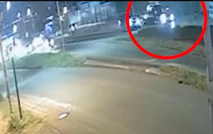 En la imagen se resalta el momento en que el conductor del pick up impacta al motociclista que estaba en el acceso al puente Juan Pablo II.