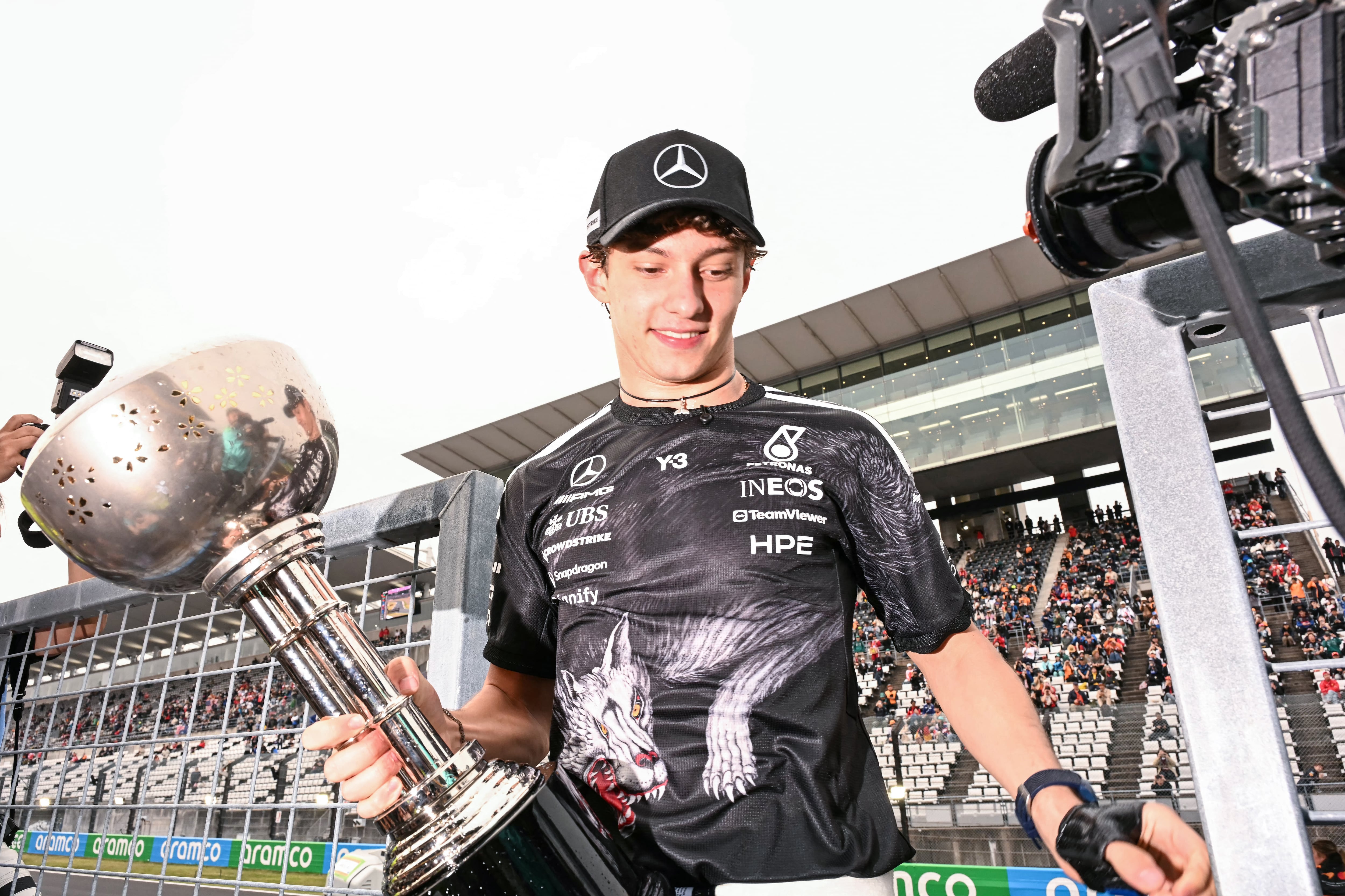 El piloto italiano de Mercedes Kimi Antonelli celebra su victoria en Japón de la Fórmula 1.
