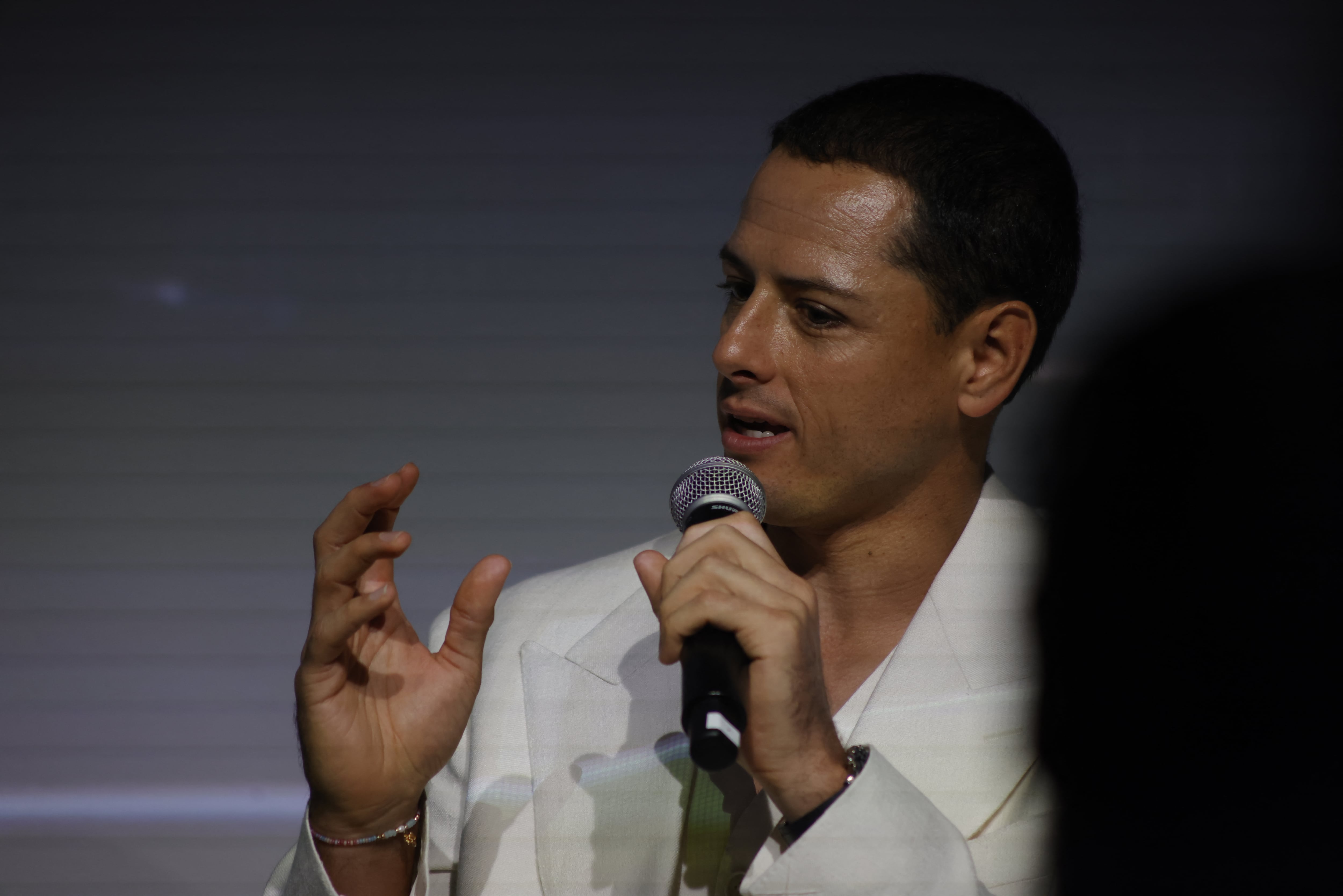 Javier ''Chicharito'' Hernández continuará su carrera en segunda división de Estados Unidos. Aquí, durante la presentación como comentarista de Fox Sports para el Mundial 2026.