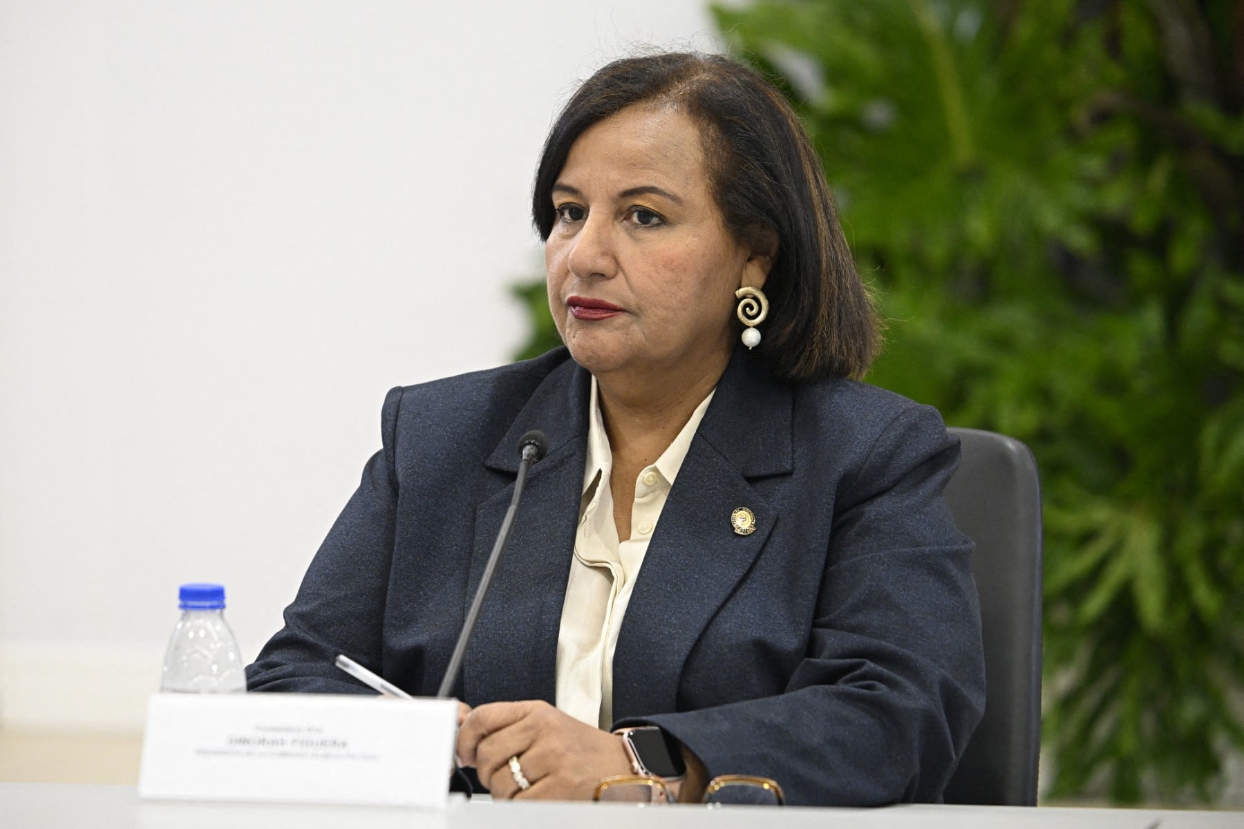 La exdiputada opositora Dinorah Figuera observa durante el lanzamiento del proceso de diálogo político en el Centro de Convenciones del barrio La Carlota, municipio Sucre, Caracas.
