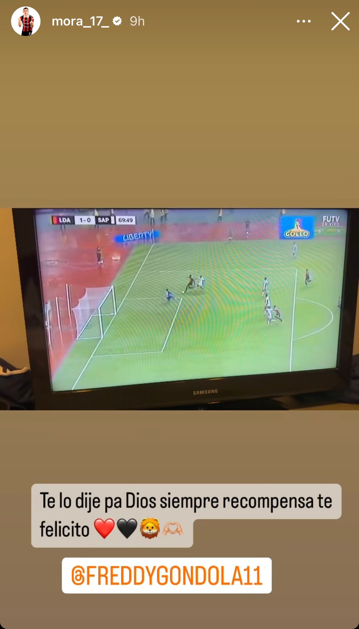 Carlos Mora felicitó a Freddy Góndola por su gol en la final del Torneo de Copa entre Liga Deportiva Alajuelense y Saprissa.