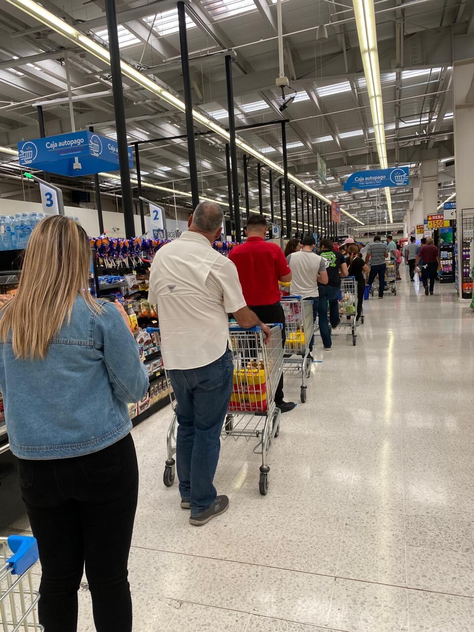 En redes sociales, como Facebook y X (antes Twitter), diversos usuarios publicaron fotografías en Walmart, Palí, Maxipalí y Masxmenos ante las filas por las promociones en cervezas.