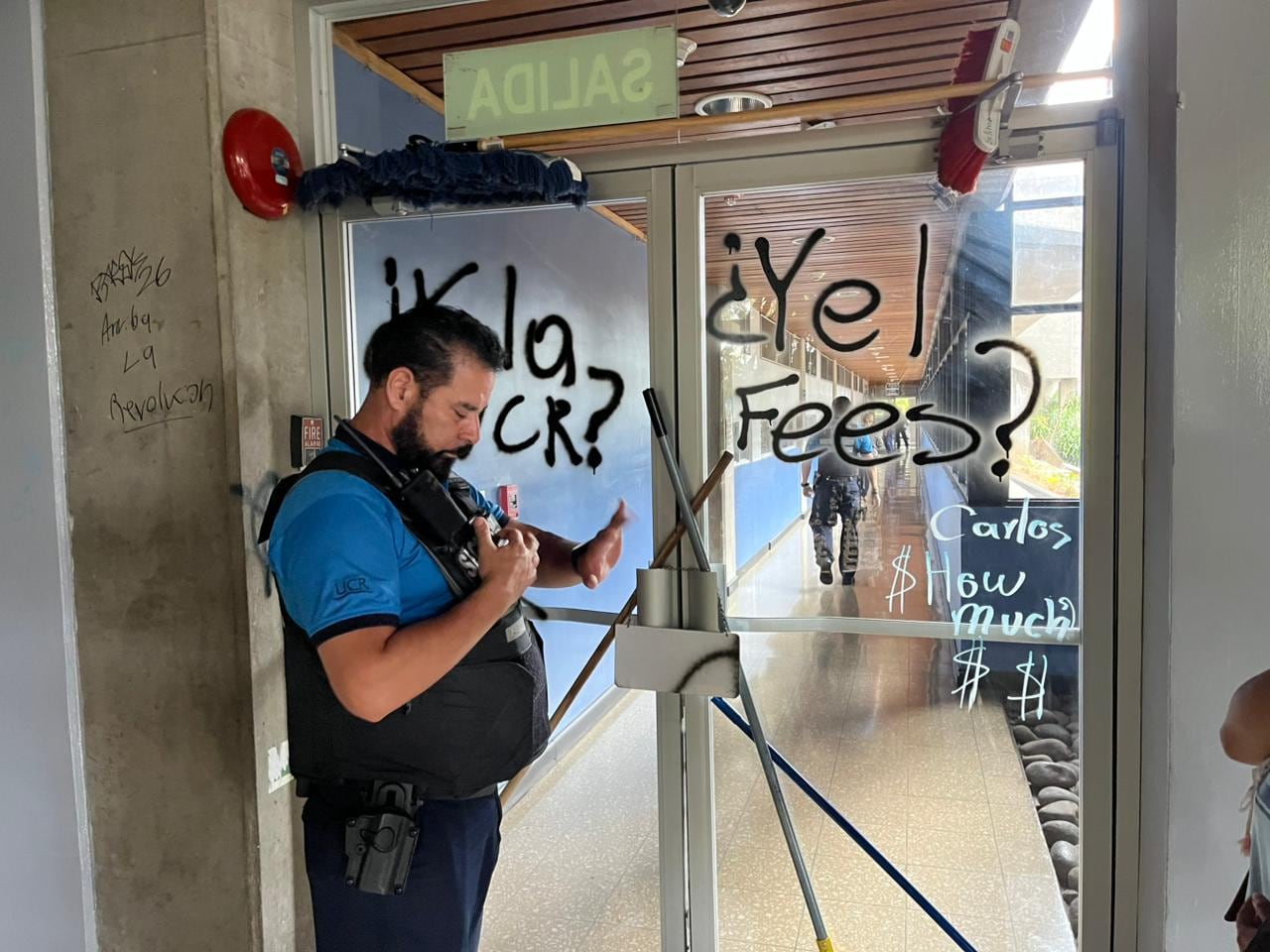Estudiantes pintan consignas en el edificio de la Rectoría de la UCR.