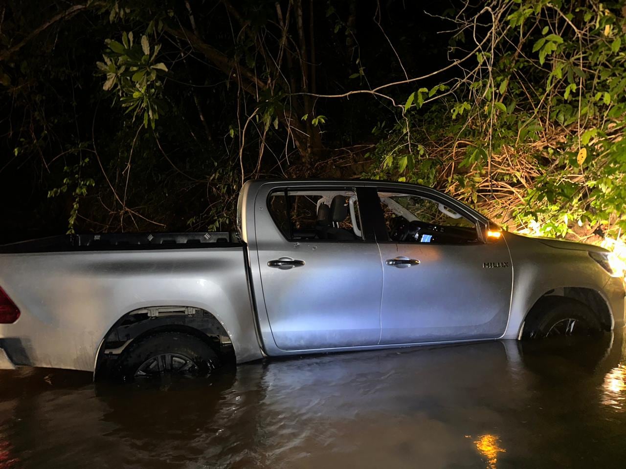 Jurguens Zúñiga Bermúdez, de 26 años y Jeremy Barquero Rivera de 28, fueron asesinados mientras se desplazaban en este vehículo en una ruta que va entre Sámara y Garza de Nicoya.