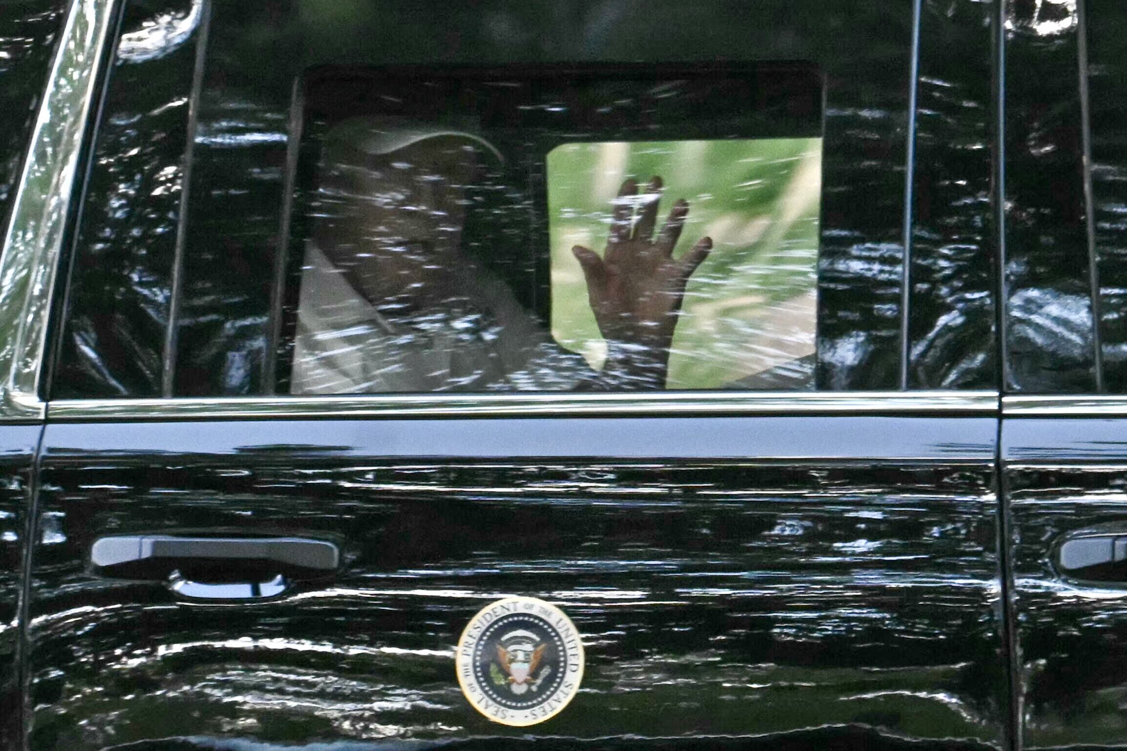 El presidente de Estados Unidos, Donald Trump, al salir del Trump National Golf Club este lunes en Washington, D. C., de regreso a la Casa Blanca. Fotografía: