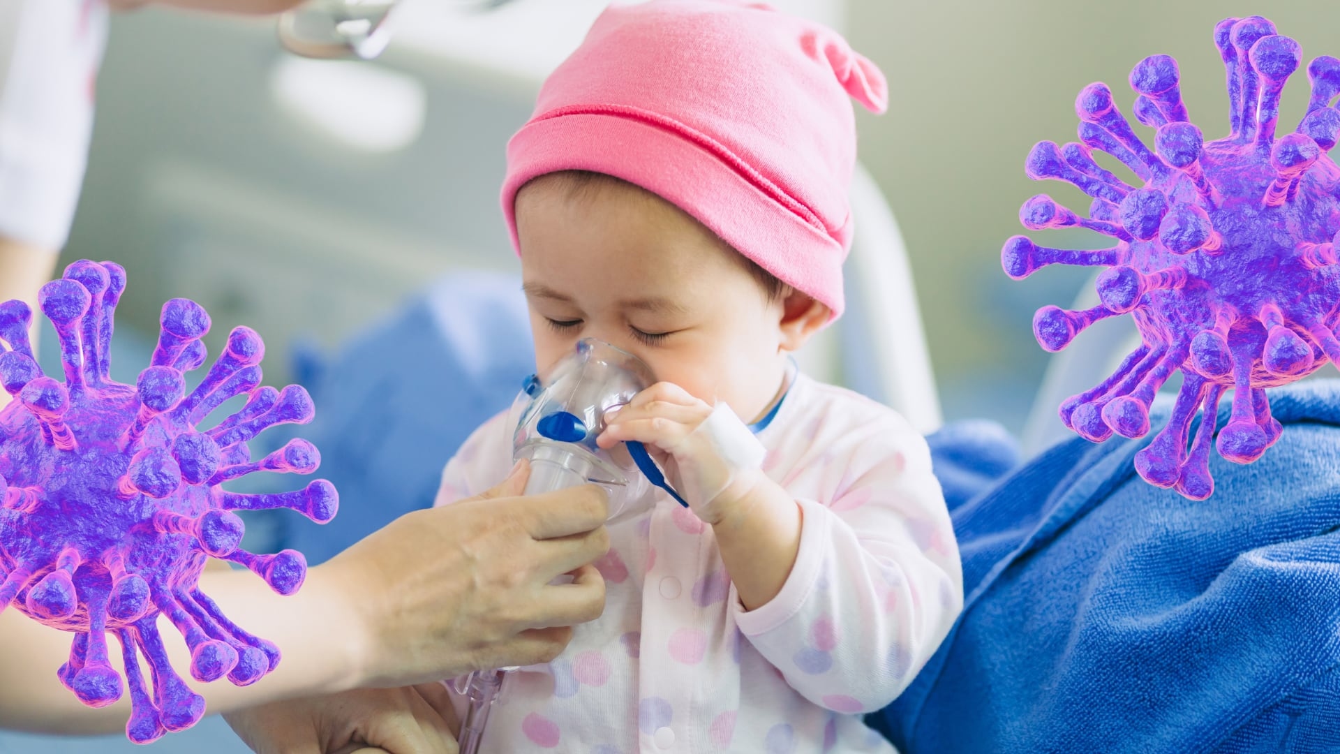 Personas con mascarilla en hospital costarricense durante repunte inusual de virus respiratorios como influenza y covid-19, en medio de la temporada de lluvias