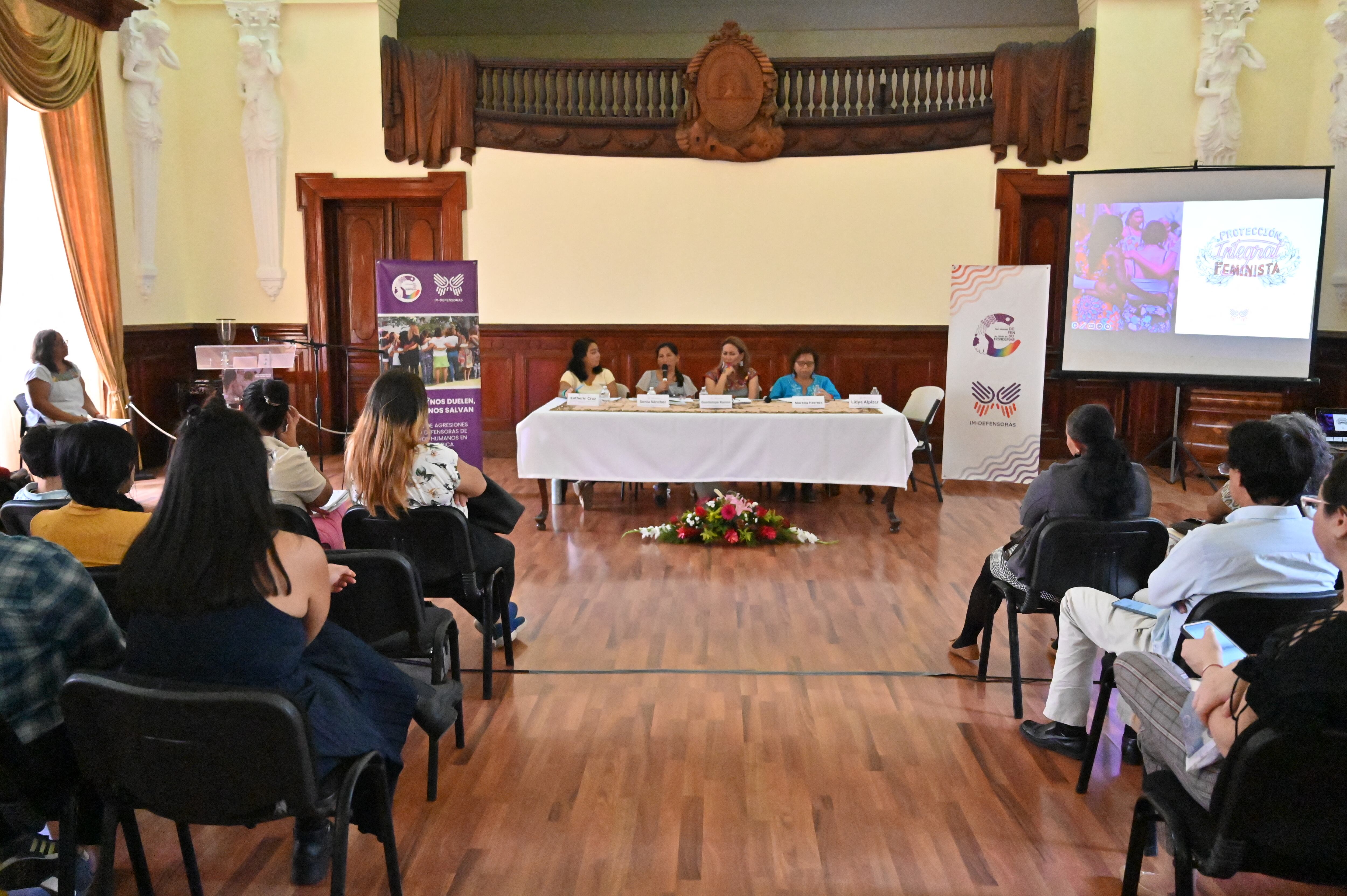 Activistas humanitarias participan en la presentación del informe 'Datos que duelen, redes que salvan' en Tegucigalpa el 14 de octubre. Unas 200 defensoras de derechos humanos fueron asesinadas en El Salvador, Guatemala, Nicaragua, Honduras y México entre 2012 y 2023 en 'un legado colonial' de 'opresiones estructurales', denunció este lunes una red de activistas humanitarias en Tegucigalpa.