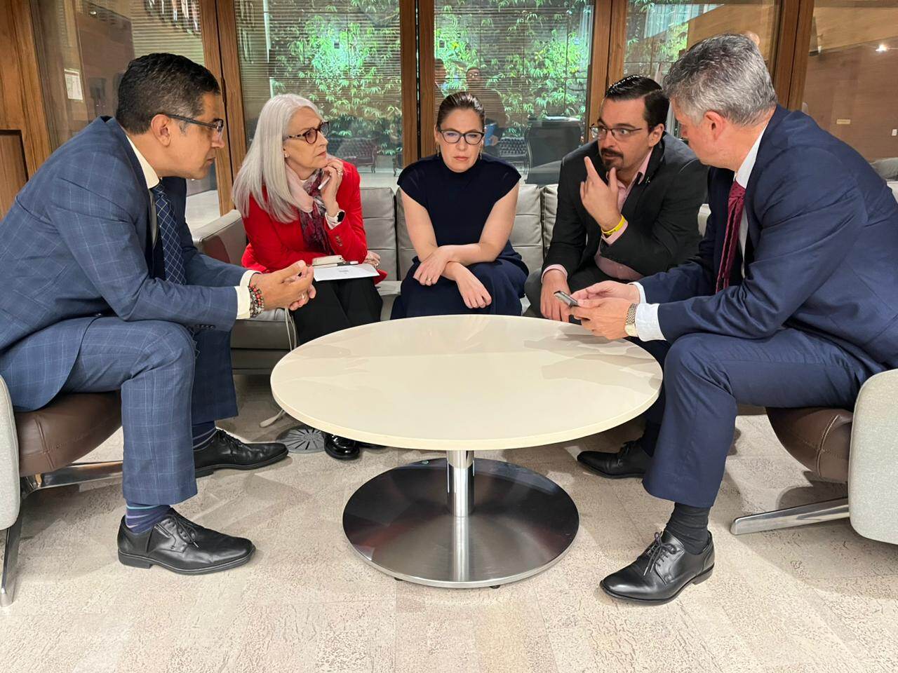 En la imagen, el jefe de fracción oficialista, Nogui Acosta, conversa con los líderes de las bancadas de oposición: Abril Gordienko (PUSC); Claudia Dobles (CAC); José María Villalta (FA); y Álvaro Ramírez (FA).