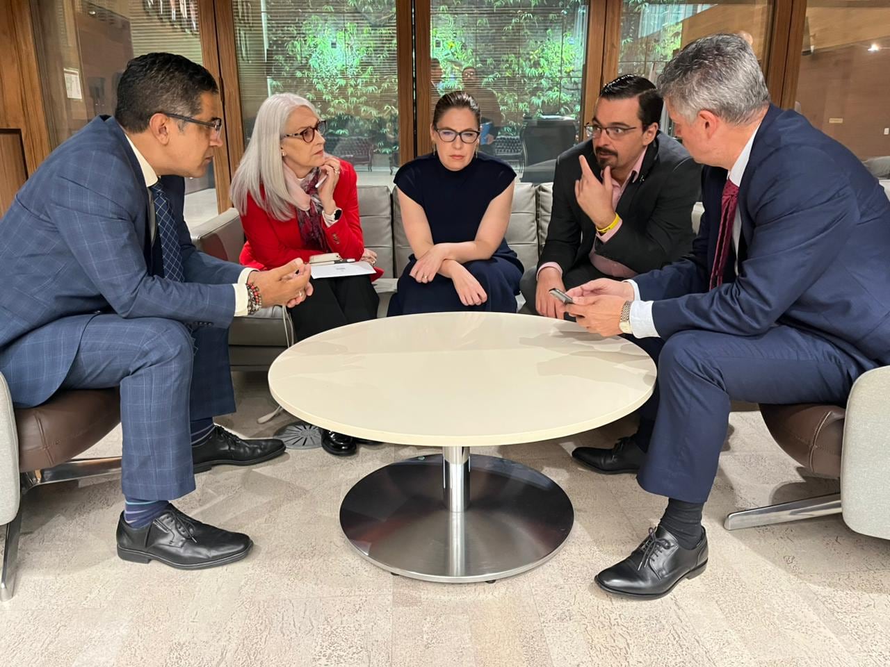 En la imagen, el jefe de fracción oficialista, Nogui Acosta, conversa con los líderes de las bancadas de oposición: Abril Gordienko (PUSC); Claudia Dobles (CAC); José María Villalta (FA); y Álvaro Ramírez (FA).