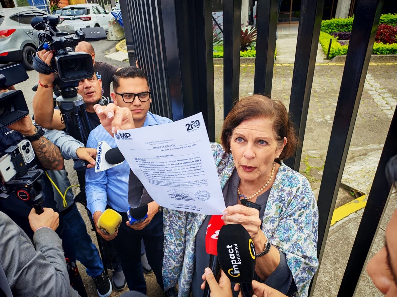 A las 3:10 p. m. mientras rendía una improvisada conferencia en las afueras de Casa Presidencial, un notificador judicial le entregó el documento donde consta que figura como imputada en la causa penal sobre la presunta estructura de financiamiento electoral de la campaña 2022.
