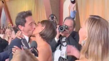 (Video) El beso de la ‘venganza’ en los premios Óscar 2025