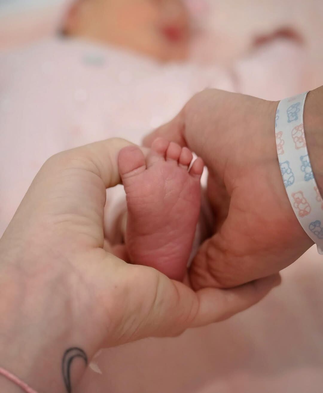 La pareja compartió imágenes en las que entrelazan sus manos con la de la bebé. El nombre elegido para su primogénita es Eloísa.