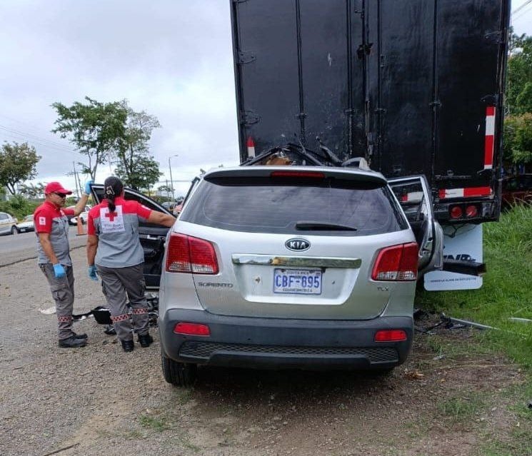 Dos adultos fallecen prensados en violenta colisión, mientras que una persona de 18 años está delicada en el centro médico