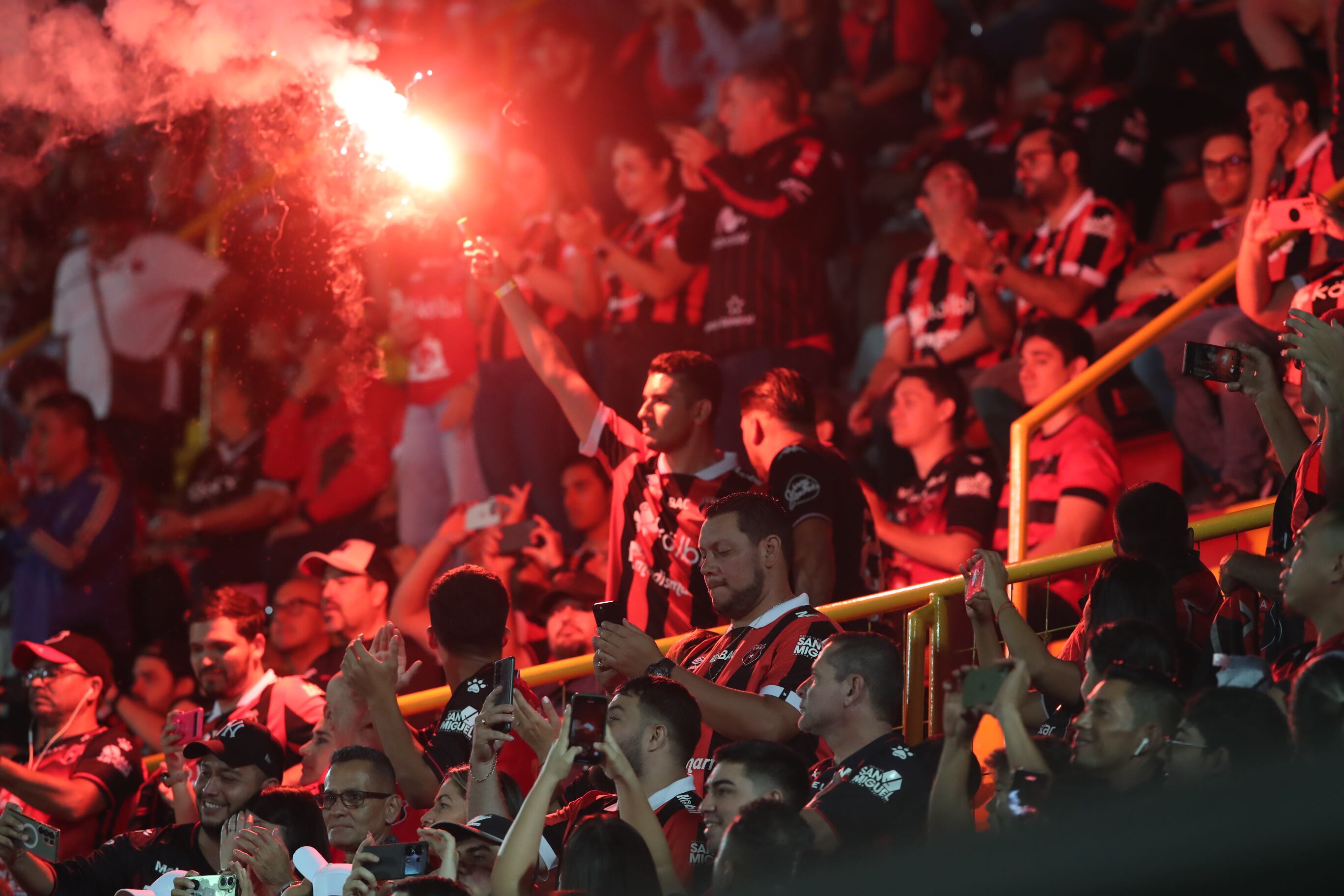 20/04/2024/  Clásico Nacional entre Liga Deportiva Alajuelense vs Deportivo Saprissa por la jornada 19 del torneo clausura de la Liga Promerica en el estadio Alejandro Morera Soto / Foto John Durán