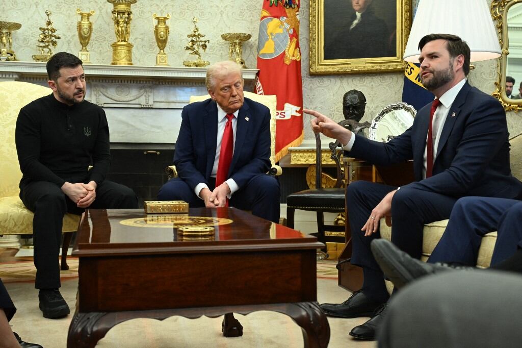 Donald Trump y Volodímir Zelenski discuten en la Casa Blanca durante una reunión oficial. Trump gesticula con énfasis mientras Zelenski responde con firmeza.