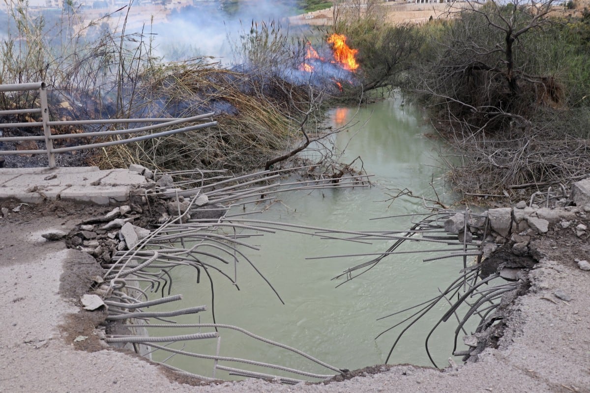 Puente destruido sobre el río Litani en Líbano por ataques de Israel.
