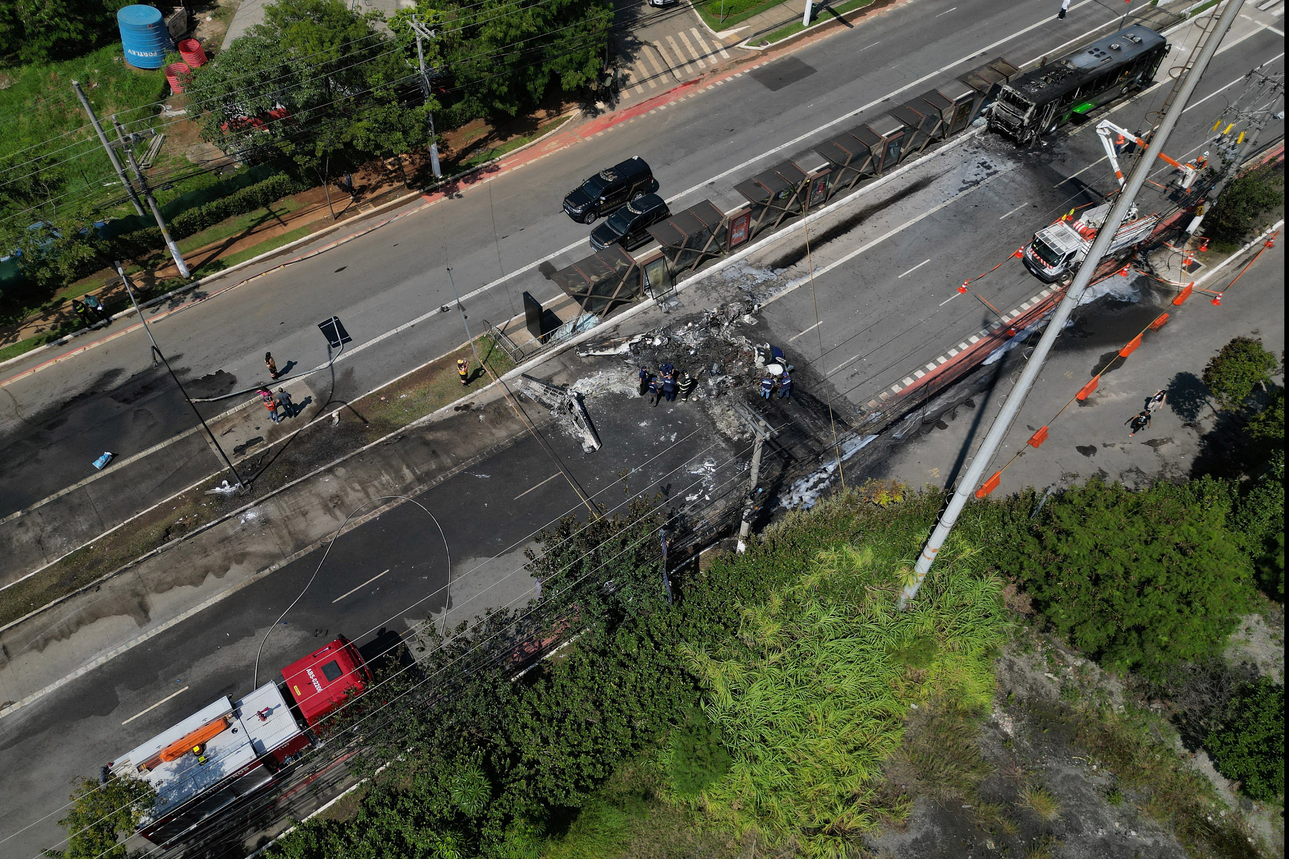 Vista desde el aire de avioneta accidentada en una carretera