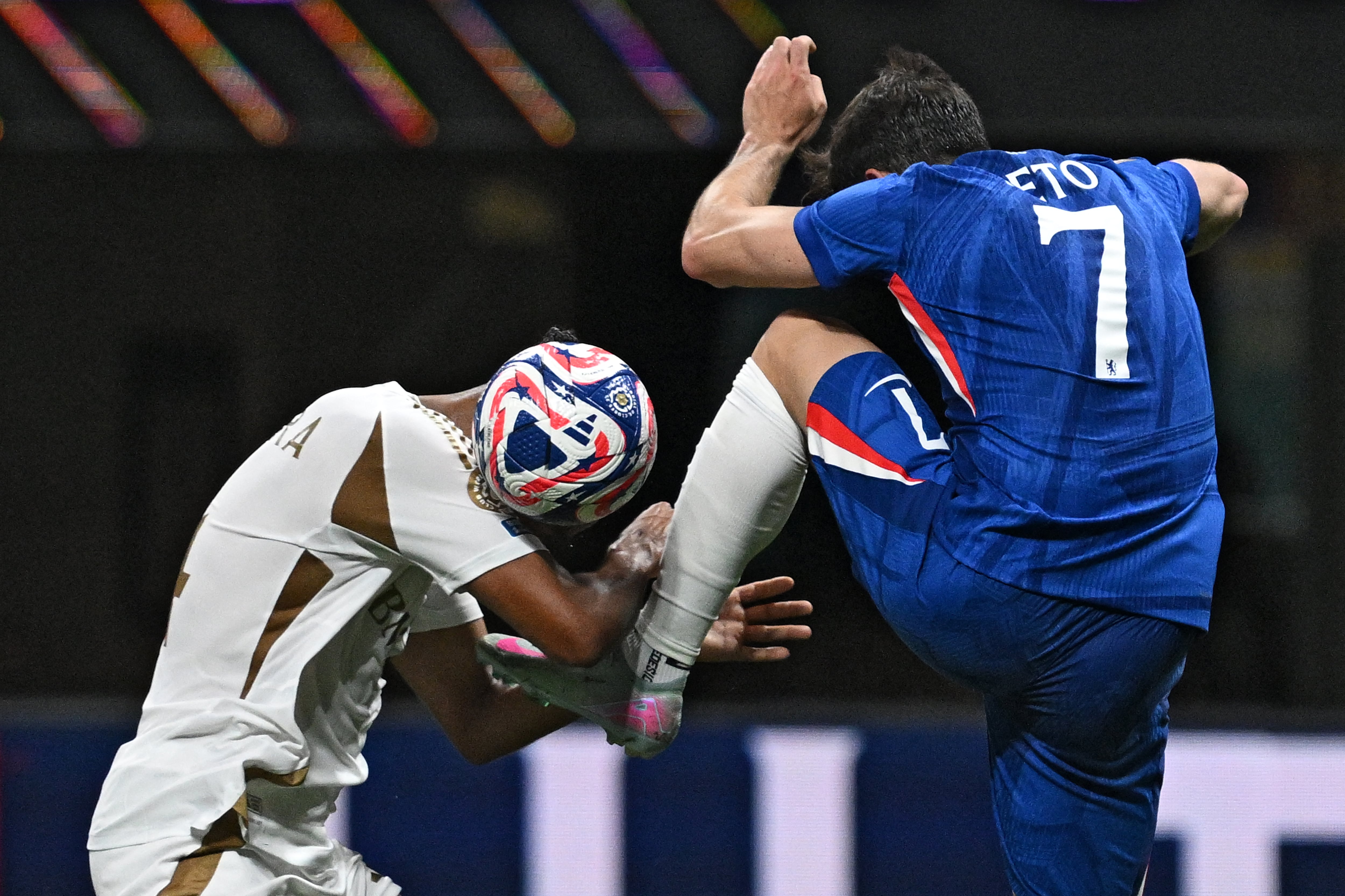 El defensor colombiano del LAFC Eddie Segura disputa el balón con el portugués del Chelsea Pedro Neto, durante el encuentro por el Mundial de Clubes.