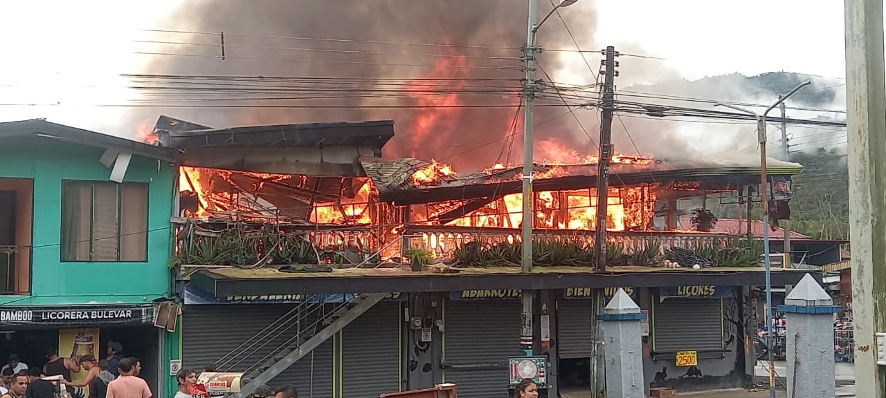 Bomberos atendió el incendio poco antes de las 7 a. m. de este sábado.