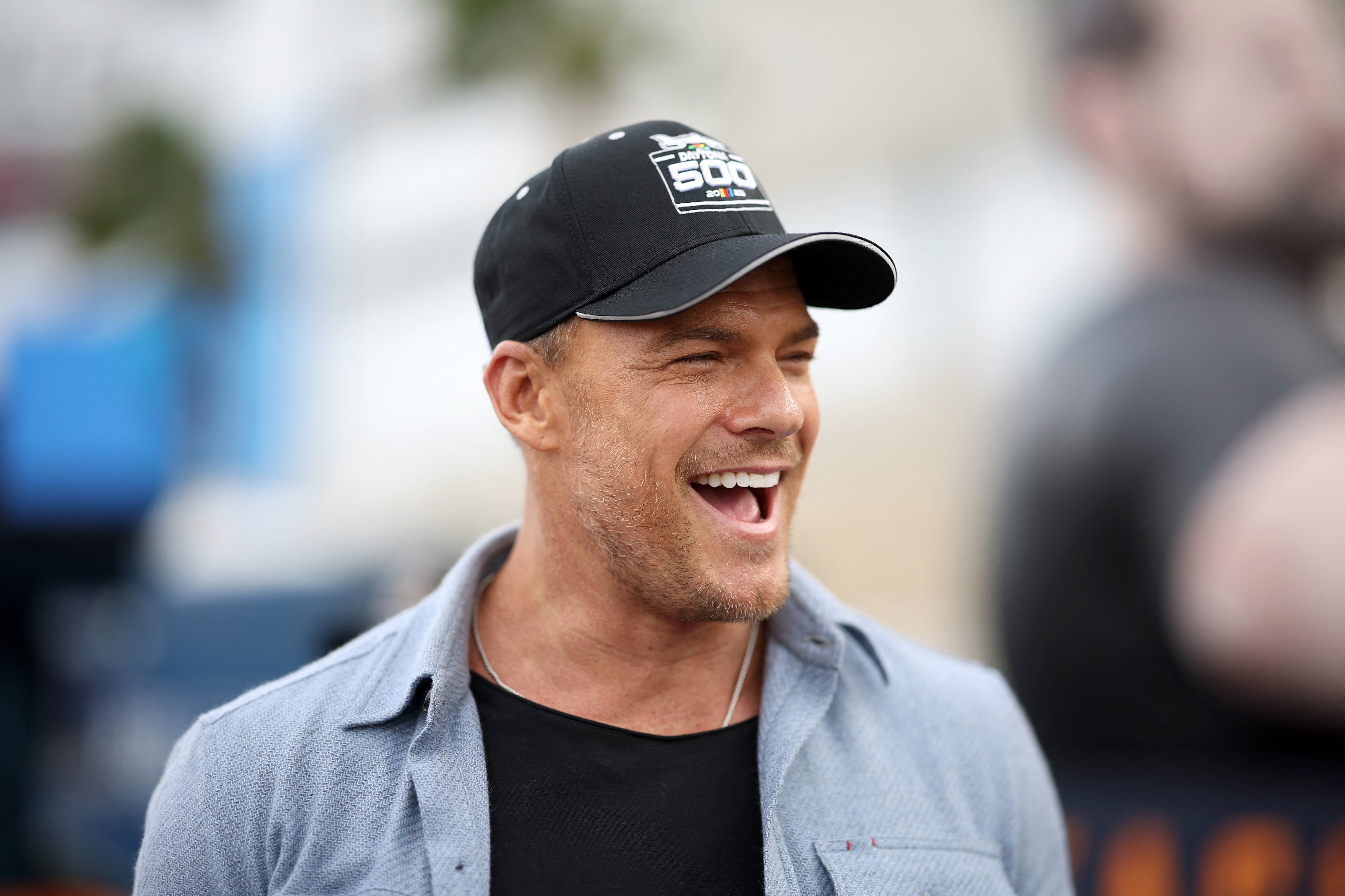 Alan Ritchson, piloto honorífico del coche de seguridad, asiste al evento promocional de «Reacher» en la zona de atracciones antes de la Daytona 500 de la NASCAR Cup Series, celebrada en el Daytona International Speedway el 16 de febrero de 2025 en Daytona Beach, Florida.
