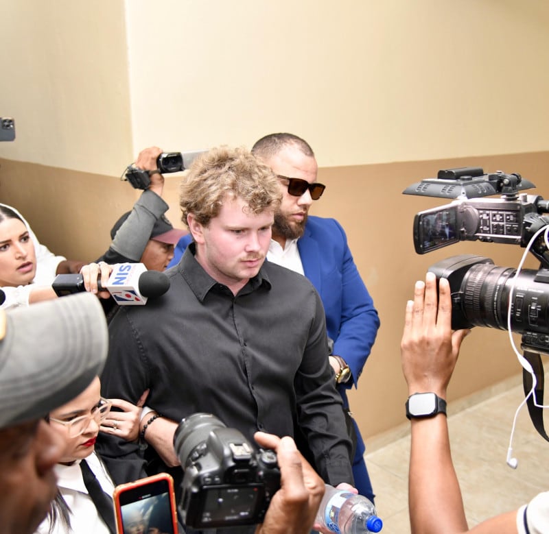 Joshua Riibe, joven estadounidense interrogado por la desaparición de Sudiksha Konanki en Punta Cana, aparece en la imagen durante una comparecencia ante las autoridades.
