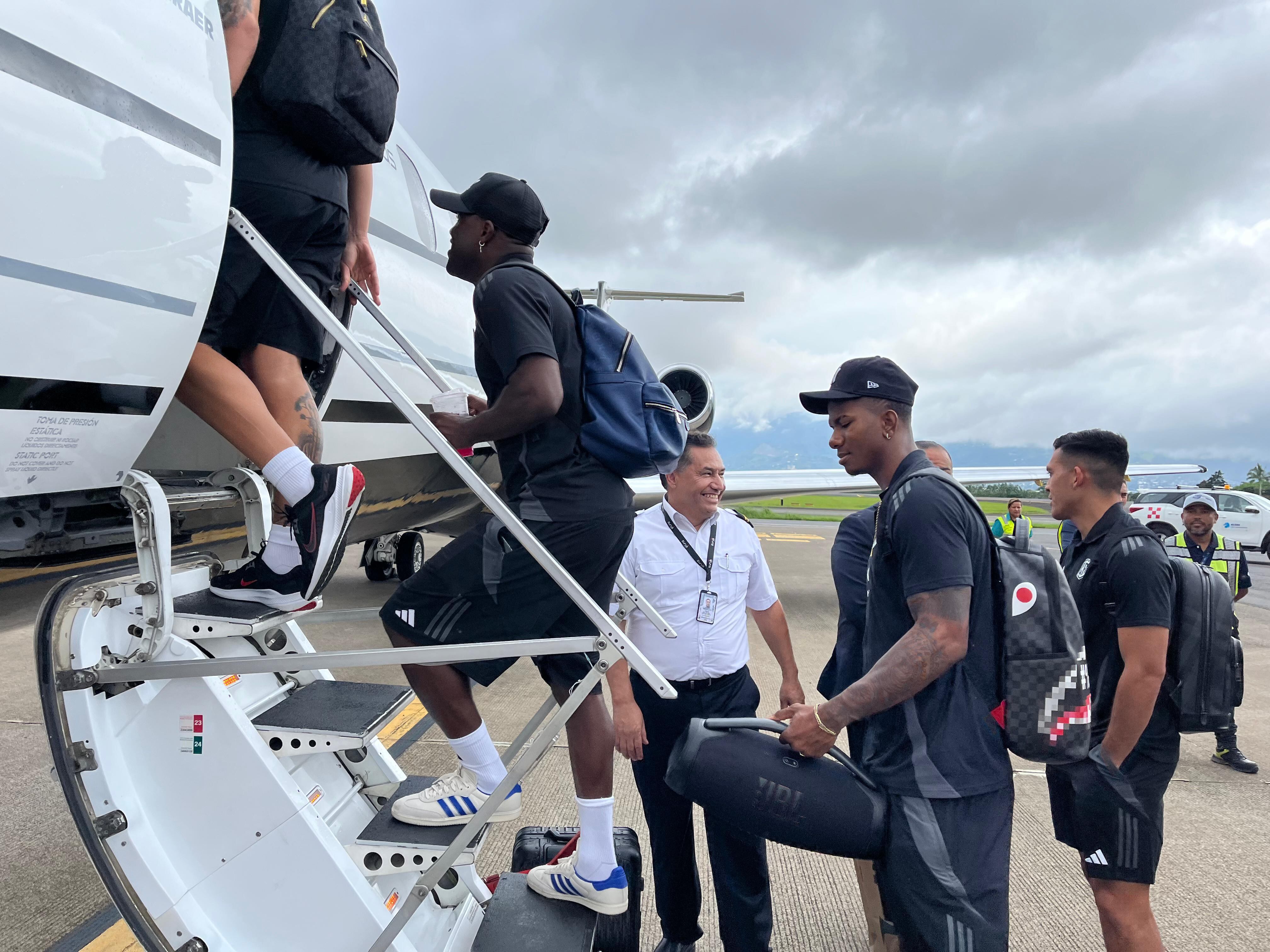 La Selección de Costa Rica viajó este domingo a Panamá en un vuelo privado, de cara al choque de este lunes en el Rommel Fernández.