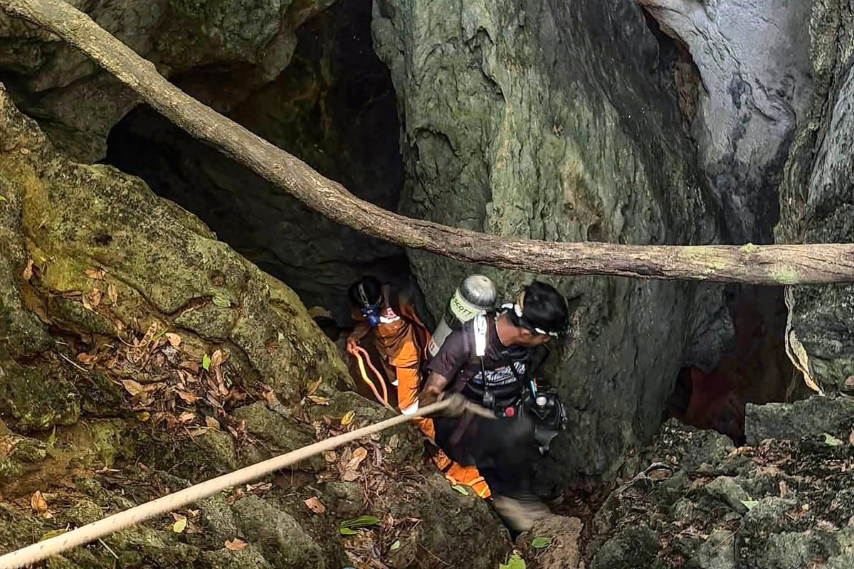 Rescatistas dentro de una cueva en la provincia de Xaisomboun. Cinco de las siete personas atrapadas durante una semana en una cueva inundada en Laos fueron encontradas con vida el 27 de mayo, informaron rescatistas laosianos y tailandeses.
